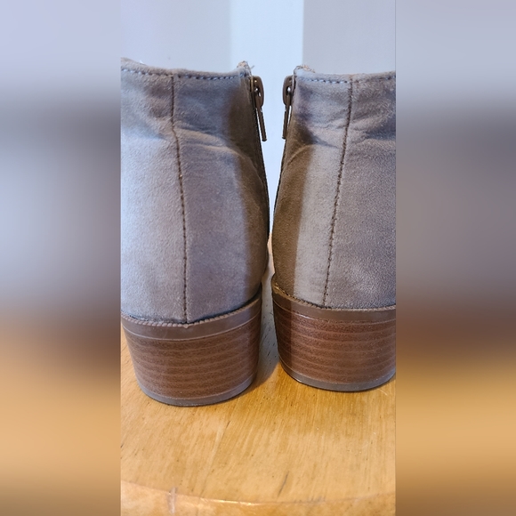 Qupid Taupe tan suede ankle booties 7.5 - Picture 6 of 9